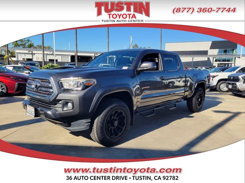 Used 2017 Toyota Tacoma TRD Sport image 1