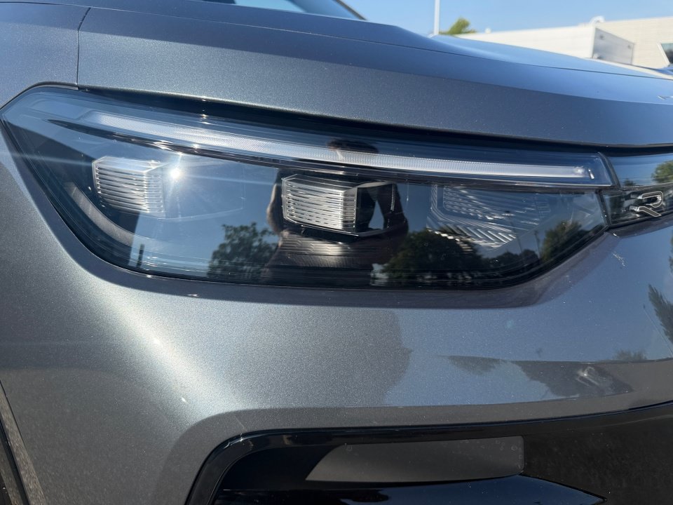 Certified 2026 Volkswagen Tiguan SE R-Line FWD image 24