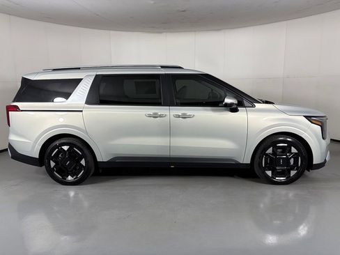 New 2026 Kia Carnival EX FWD image 9