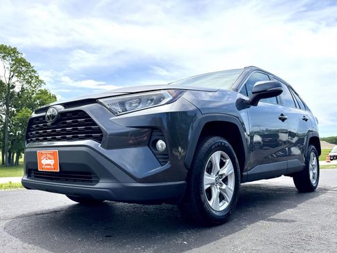 Used 2020 Toyota RAV4 XLE AWD/4WD image 3