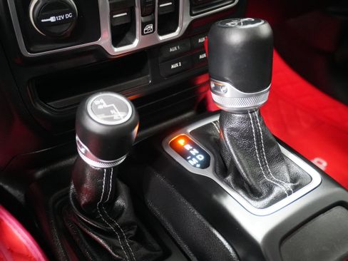 Used 2018 Jeep Wrangler Unlimited Sahara image 20