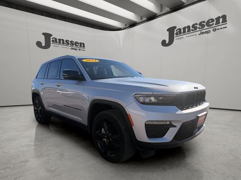 Used 2024 Jeep Grand Cherokee Limited w/ Black Appearance Package AWD/4WD image 6
