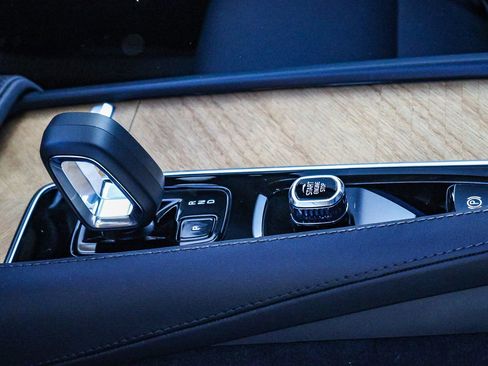 Used 2025 Volvo XC90 B5 Plus w/ Protection Package Premier image 29