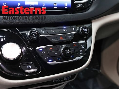 Used 2024 Chrysler Pacifica Touring-L FWD image 20
