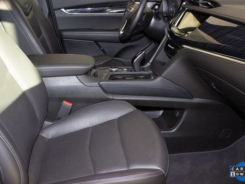 Used 2025 Cadillac XT6 Premium Luxury image 10