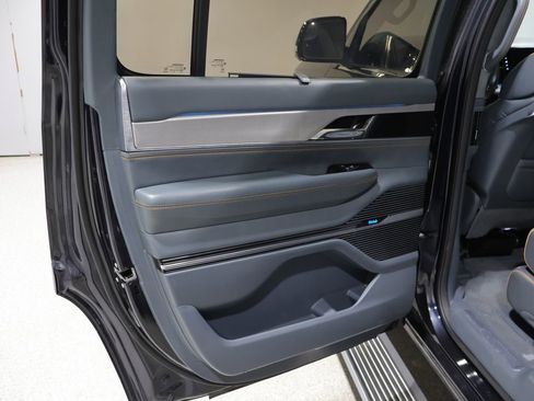 Certified 2022 Jeep Grand Wagoneer Series III AWD/4WD image 19