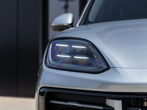 Certified 2025 Porsche Cayenne Coupe image 16