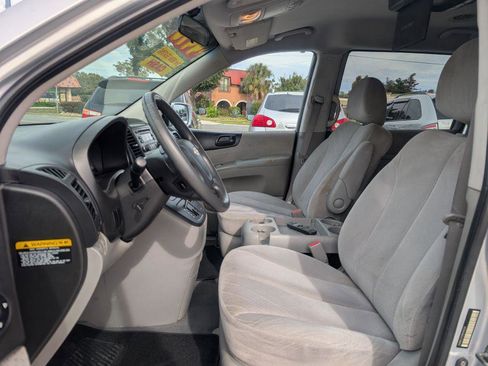 Used 2008 Hyundai Entourage Limited image 9