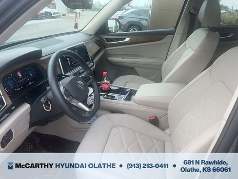 Used 2024 Volkswagen Atlas SE w/ Panoramic Sunroof Package AWD/4WD image 3