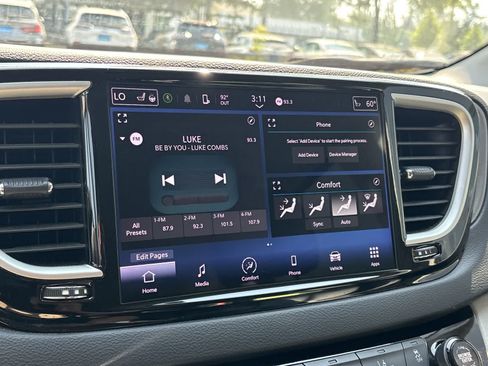 Used 2024 Chrysler Pacifica Touring-L FWD image 12