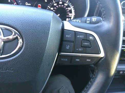 Used 2023 Toyota Highlander XLE image 56