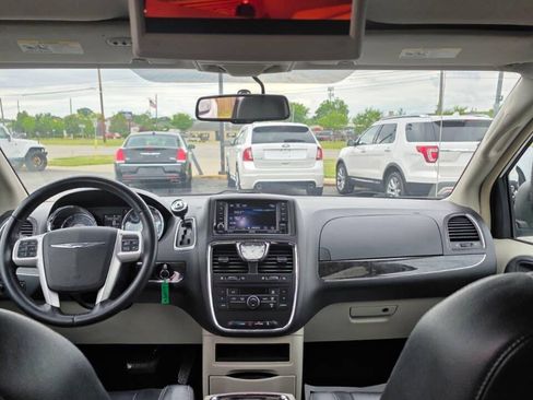 Used 2016 Chrysler Town & Country Touring FWD image 13