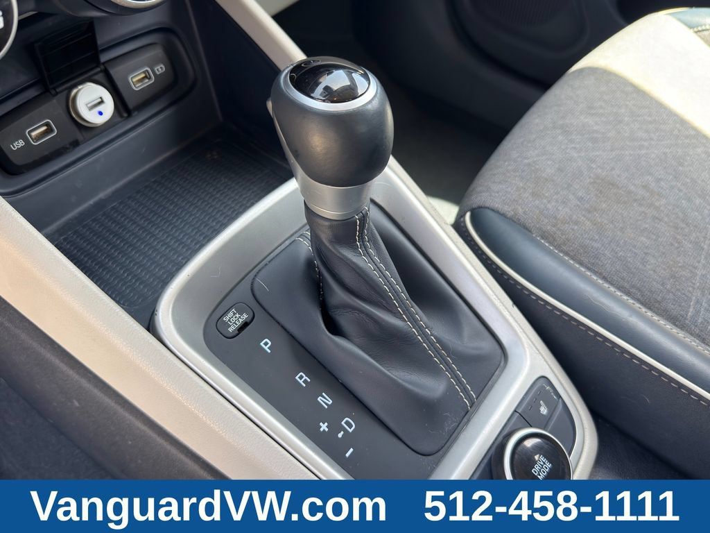 Used 2022 Hyundai Venue Limited FWD image 14