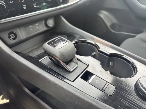 Used 2024 Nissan Rogue S AWD/4WD image 18