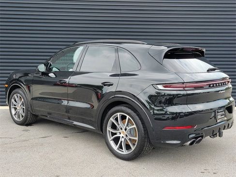Used 2025 Porsche Cayenne image 3