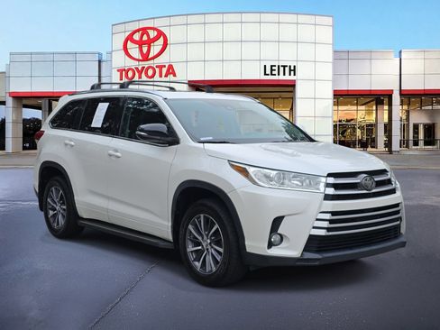 Used 2018 Toyota Highlander XLE image 3
