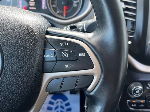 Used 2016 Jeep Cherokee Latitude w/ Cold Weather Group AWD/4WD image 21