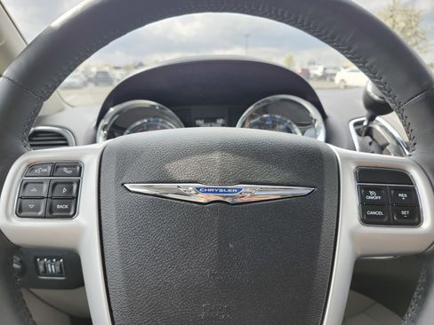 Used 2016 Chrysler Town & Country Touring-L image 29