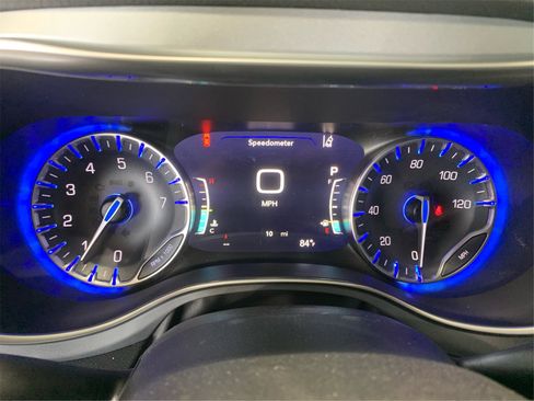 Used 2025 Chrysler Pacifica Limited image 16