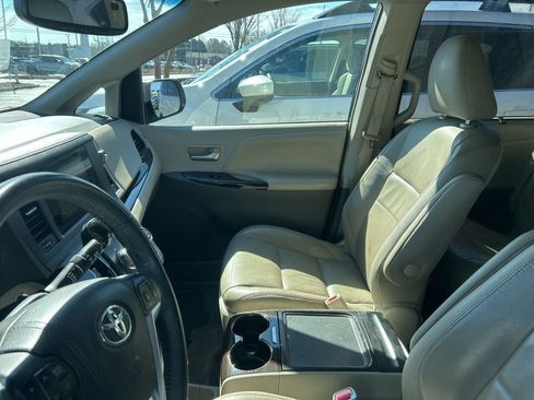 Used 2017 Toyota Sienna XLE image 12