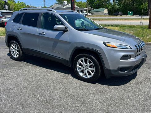 Used 2014 Jeep Cherokee Latitude w/ Comfort/Convenience Group FWD image 3