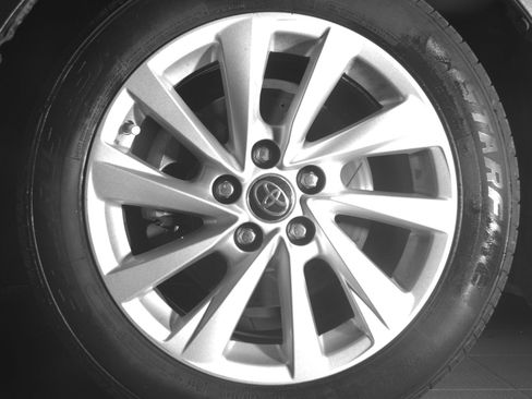 Certified 2021 Toyota Camry LE FWD image 9