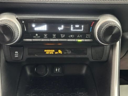Used 2019 Toyota RAV4 LE w/ Carpet Mat Package FWD image 29