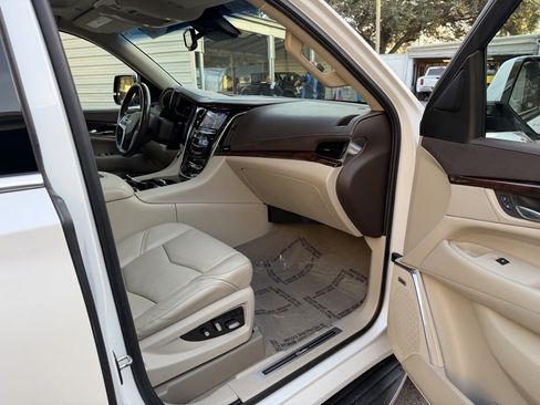 Used 2016 Cadillac Escalade Luxury image 31