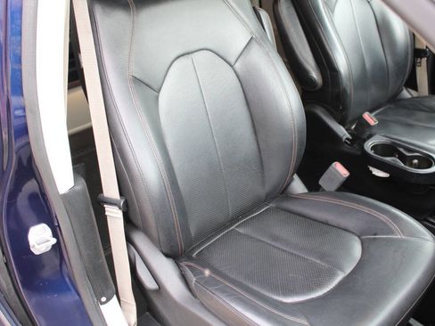 Used 2019 Chrysler Pacifica Touring-L FWD image 17