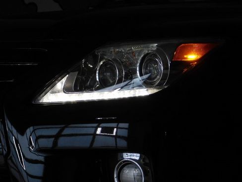 Used 2013 Lexus LX 570 4WD w/ Luxury Pkg w/Pre-crash image 18