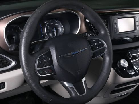 Used 2017 Chrysler Pacifica LX FWD image 2