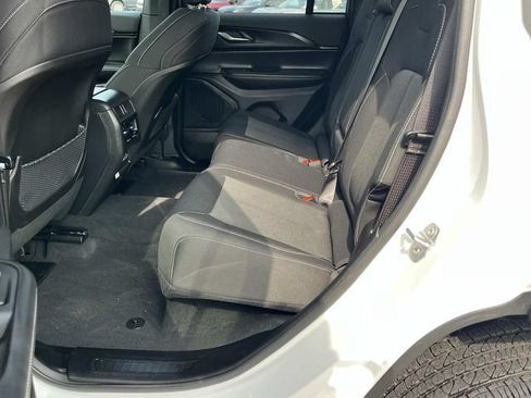 Used 2025 Jeep Grand Cherokee Laredo w/ Luxury Tech Group I RWD image 19