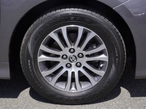 Used 2020 Toyota Sienna XLE image 10