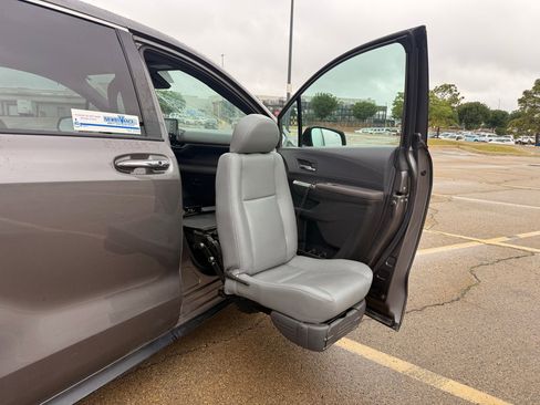 Used 2022 Toyota Sienna XSE FWD image 17