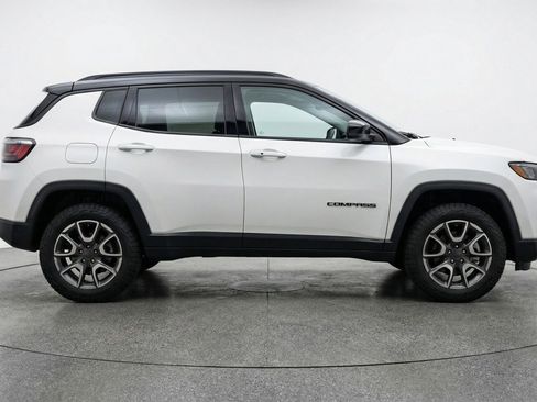 Used 2025 Jeep Compass Trailhawk AWD/4WD image 11