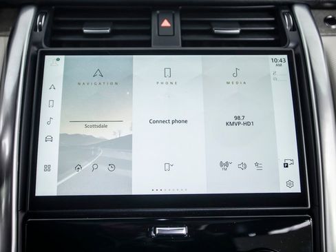 Used 2023 Land Rover Discovery Metropolitan Edition image 32