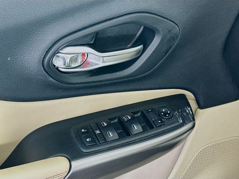 Used 2019 Jeep Cherokee Latitude w/ Popular Appearance Group image 15