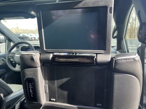 Used 2023 Chrysler Pacifica Limited w/ Uconnect Theater Family Group image 28