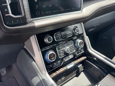 Used 2022 GMC Yukon XL Denali w/ Denali Premium Package RWD image 16