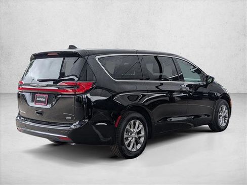 New 2026 Chrysler Pacifica Select image 2
