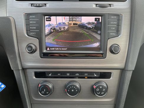 Used 2017 Volkswagen Golf S image 13