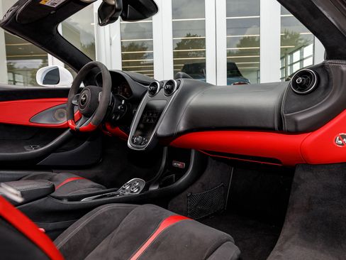 Used 2019 McLaren 570S Spider image 34