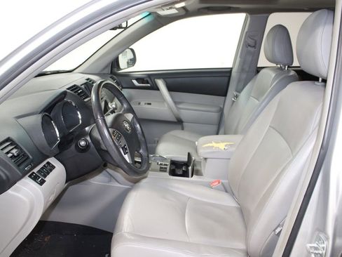 Used 2012 Toyota Highlander SE image 17