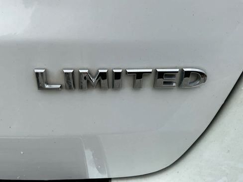 Used 2018 Jeep Grand Cherokee Limited w/ Trailer Tow Group IV AWD/4WD image 19