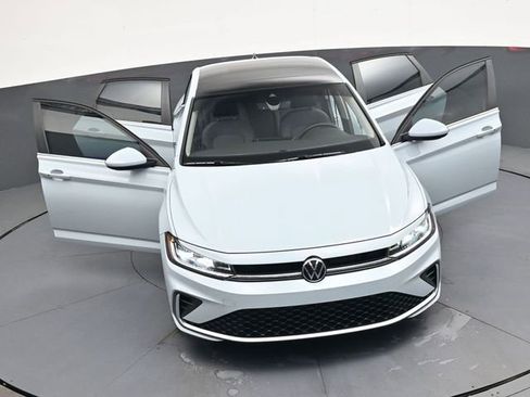 Used 2025 Volkswagen Jetta SE image 38