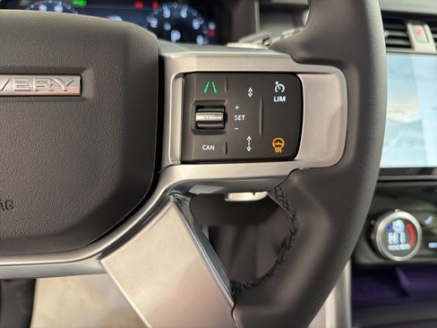 Used 2025 Land Rover Discovery Dynamic SE image 13