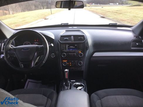 Used 2017 Ford Explorer XLT image 19