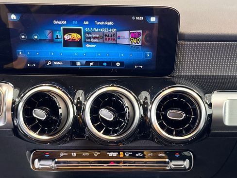 Used 2022 Mercedes-Benz GLB 250 4MATIC image 15