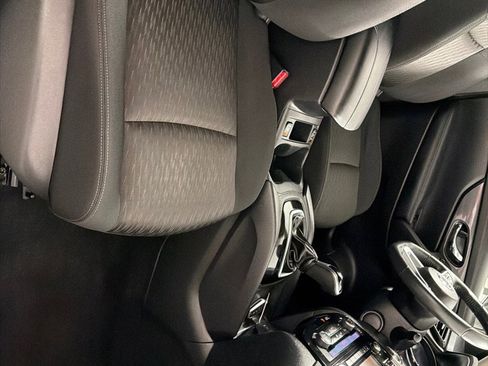 Used 2017 Nissan Rogue SV image 24