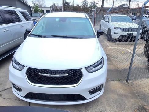 Used 2024 Chrysler Pacifica Touring-L image 2